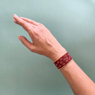 Brazalete Telar Dorado Medio Miniflor Rojo